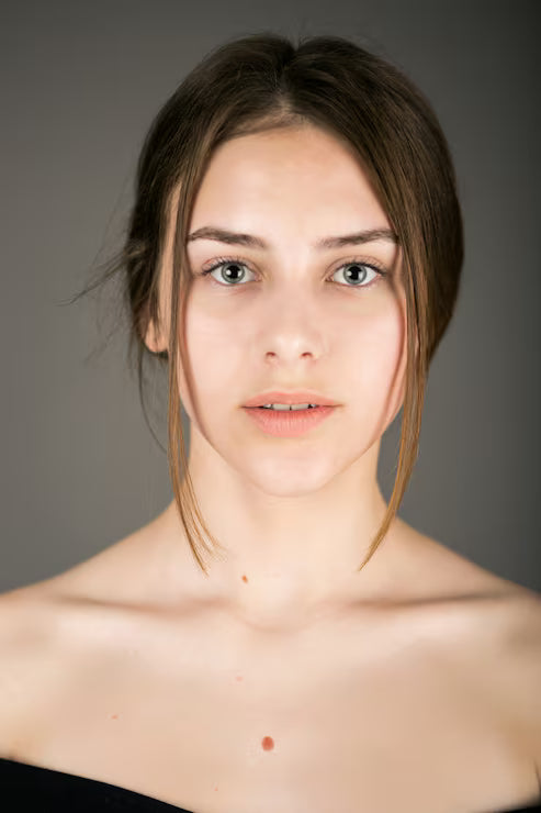 files/person-woman-smiling-studio-portrait_1303-2281.avif